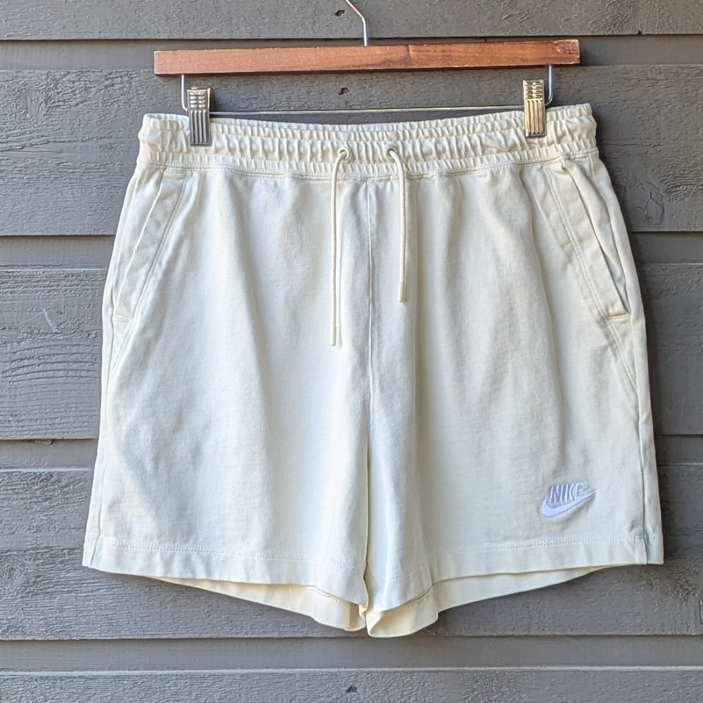 Nike Sportswear Club Fleece Women's Mid-Rise Shorts Pale Yellow / Cream Medium
